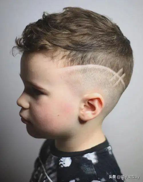 小男孩夏天发型别乱剪,选这5种就对了,时尚帅气真有型