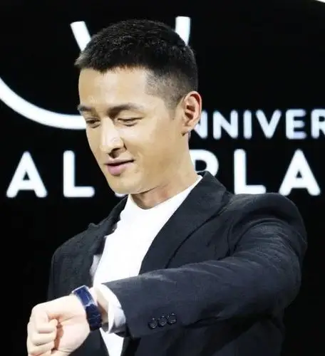 胡歌寸头阳刚帅气,黄轩寸头辣眼睛,男明星寸头谁最好看?