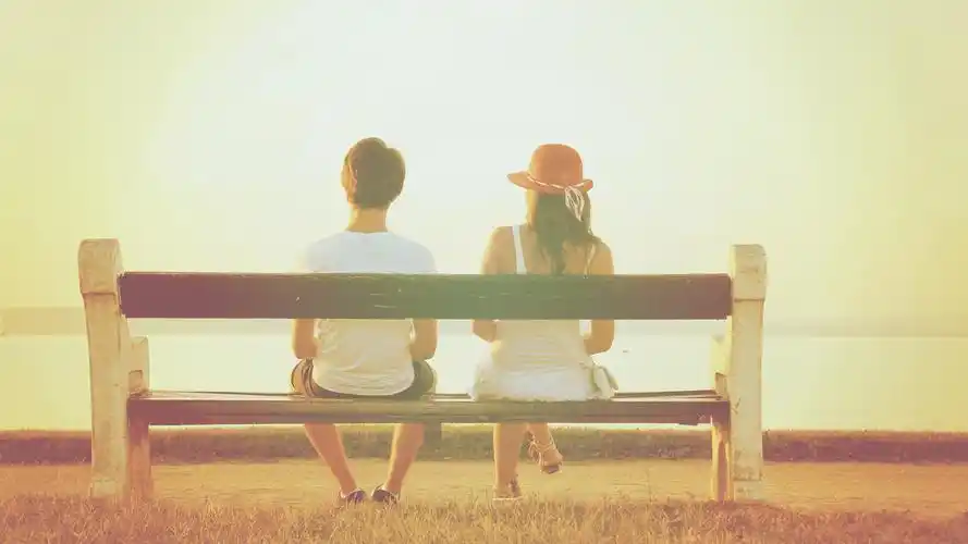 两个人,男孩和女孩,帽子,长凳,夏天,桌面壁纸_人物壁纸_墨鱼部落格