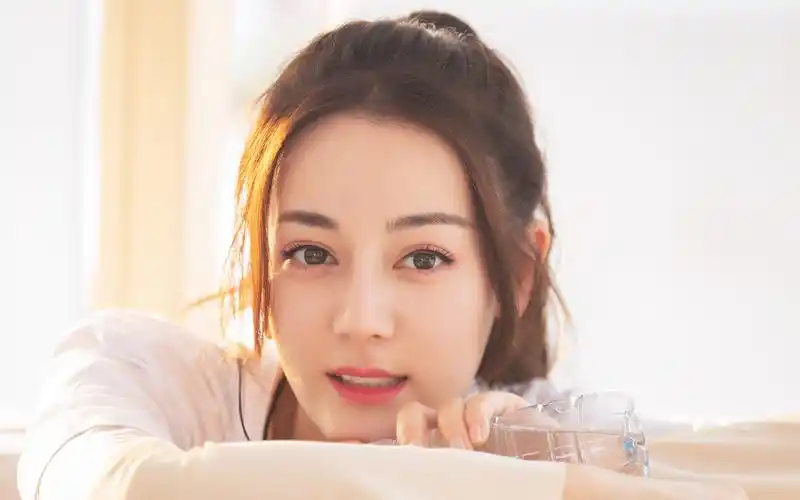 迪丽热巴甜美高清桌面壁纸