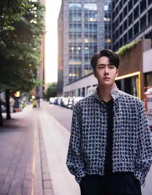 王一博东京街头漫步随拍