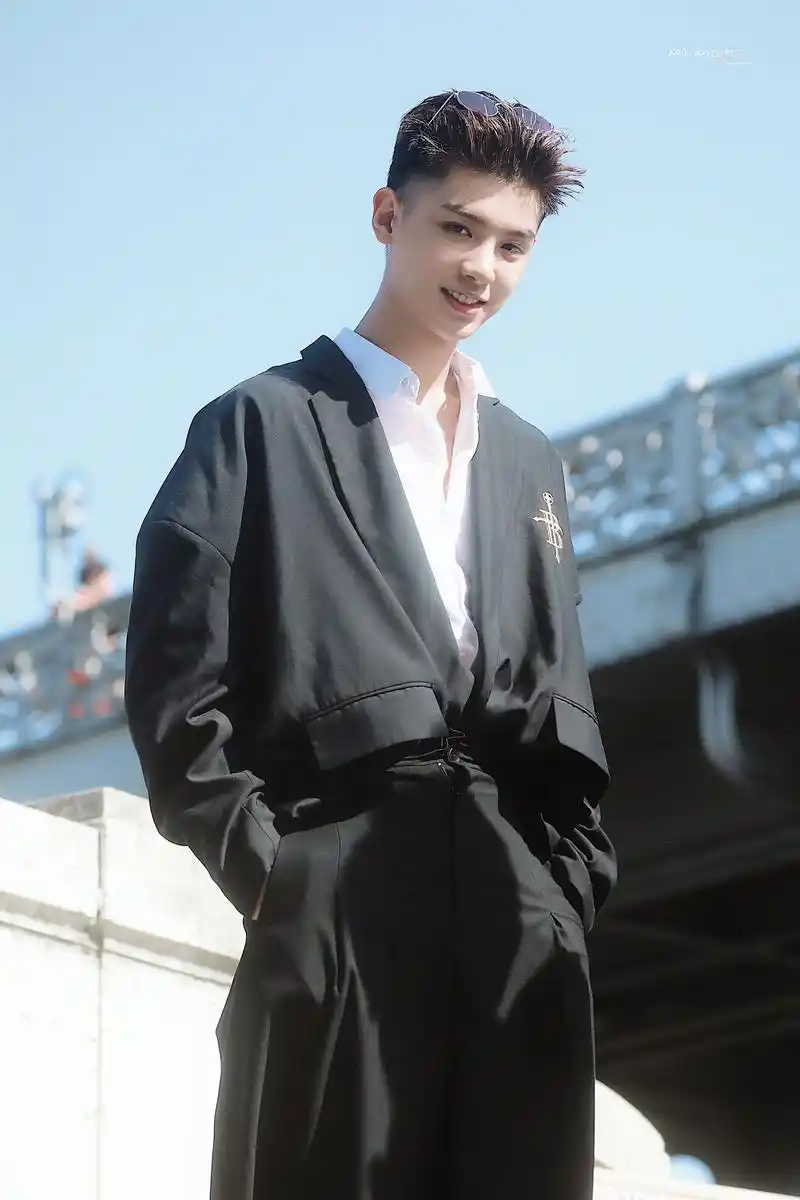 今日分享漂亮贵族小王子justin黄明昊巴黎街拍大片公开