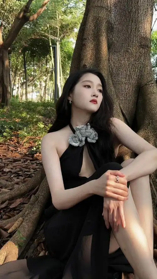 关晓彤挂脖玫瑰黑裙