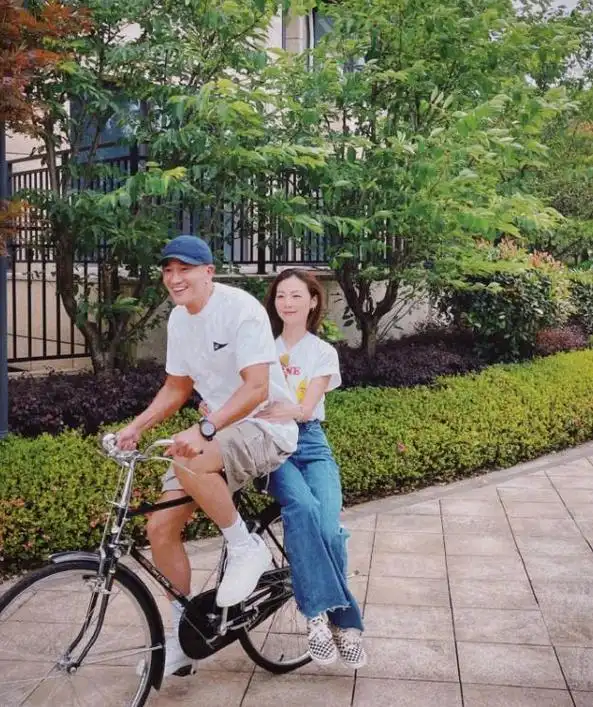 何润东庆恋爱16周年,斥资帮林姵希开饰品店好宠妻,选址引热议