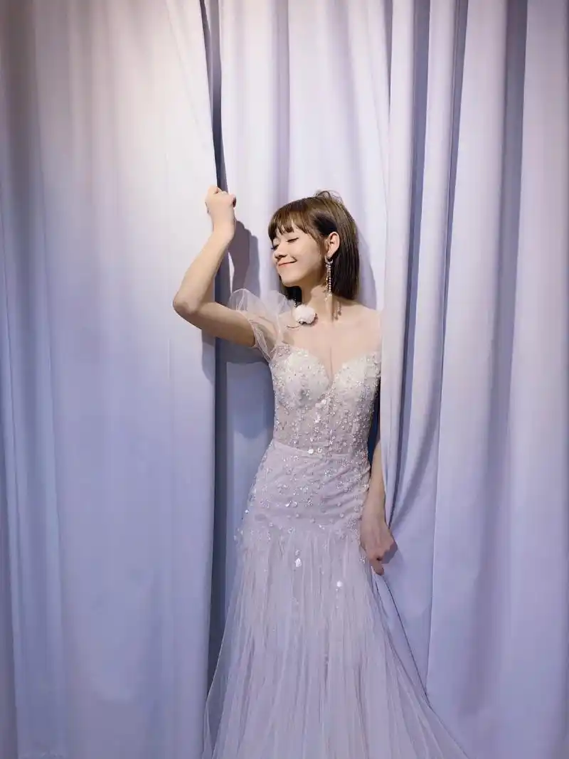 再不是那个"校服女孩",段奥娟亮片背带裙配微卷短发,精致俏皮