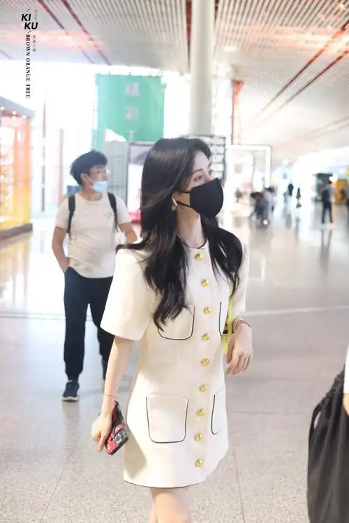 鞠婧祎超话#鞠婧祎姜黎非#    鞠婧祎220710机场出发生图    禁二改