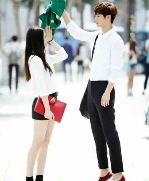 不过网上也有传男女生之间身高差相差12cm是最合适不过的,不仅看起来