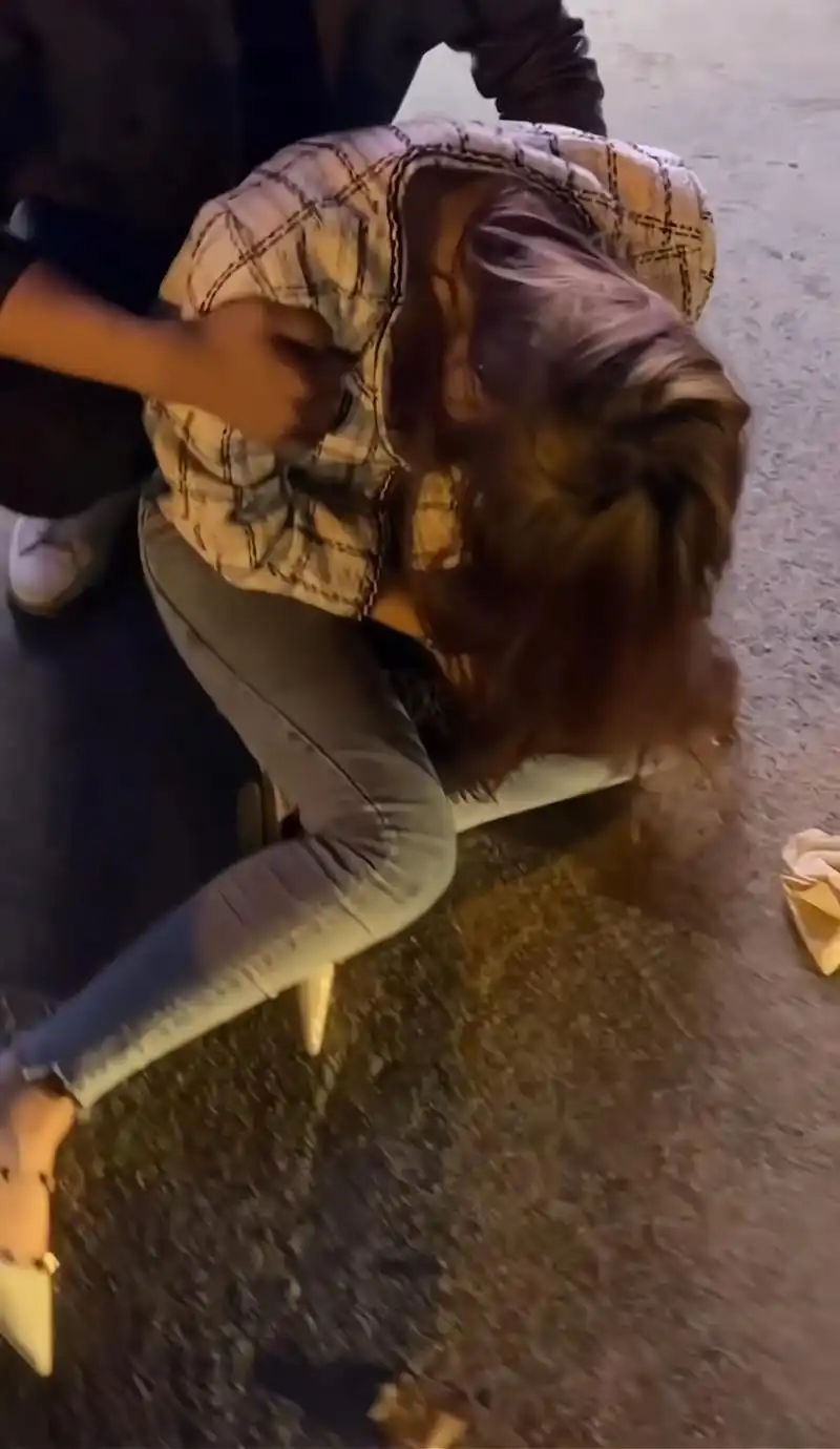 女子分手后喝醉酒,躺在地上呼喊前男友的名字,好心路人为她擦嘴