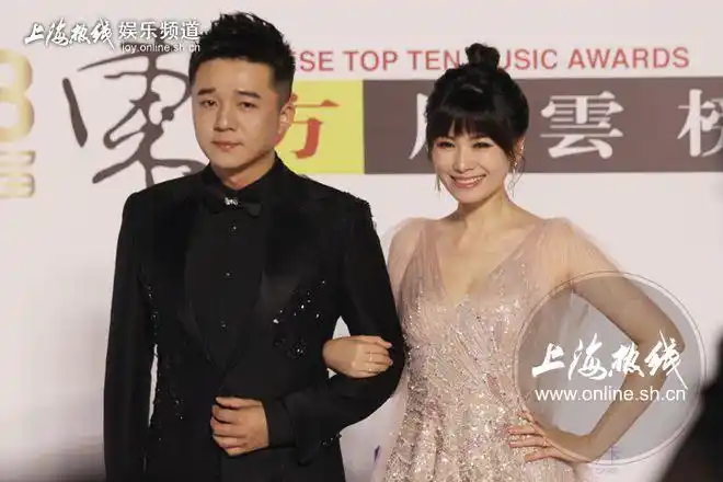 上海电视台美女主播万蒂妮挽男伴走红毯深v露事业线结果人尴尬了