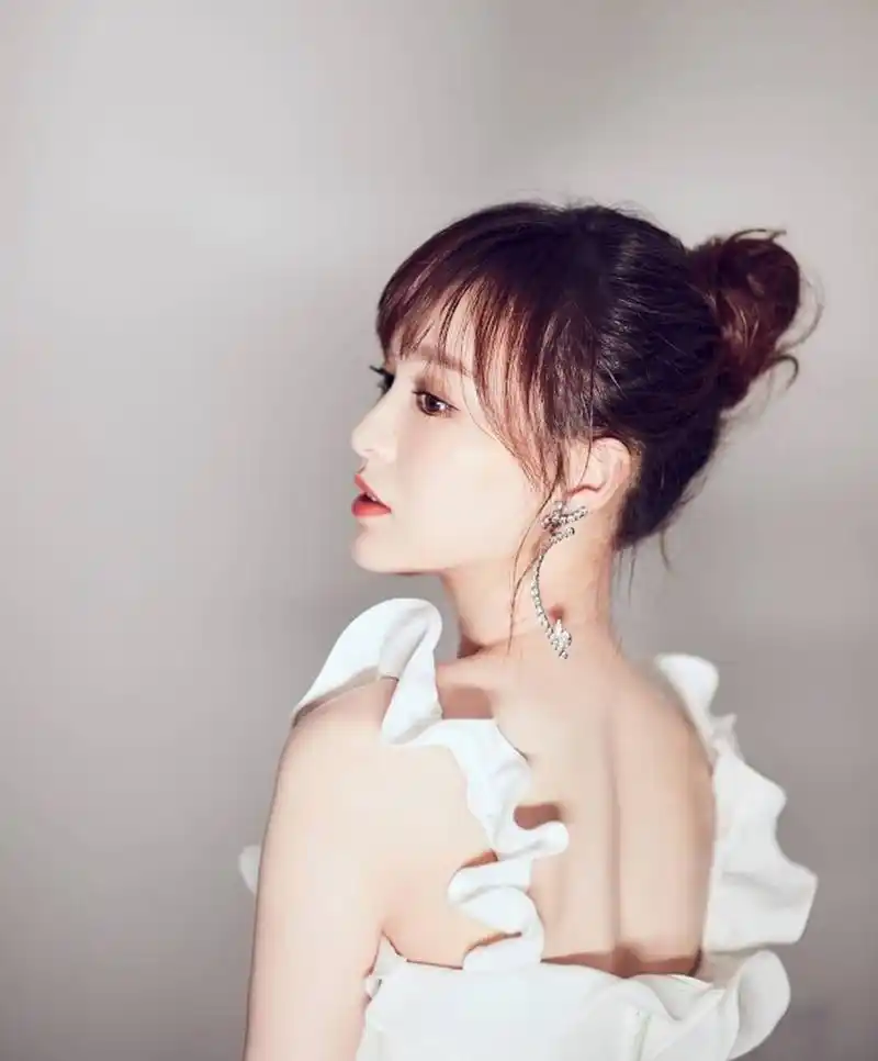 曲线优美,性感迷人的#唐嫣# 甜美优雅,妩媚端庄,香肩玉背,美艳绝伦.