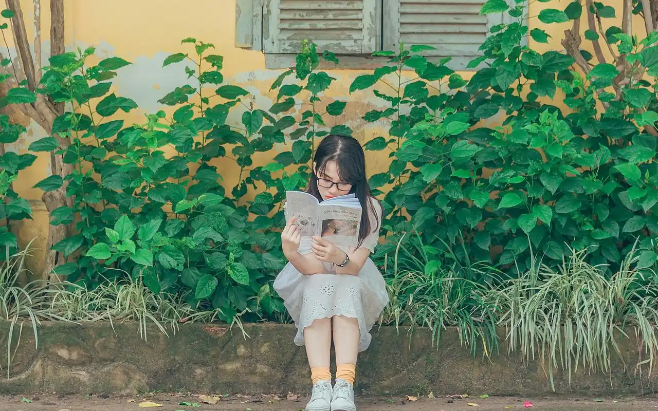 一个人安静在发呆想问题的女生,时光记忆-回车桌面