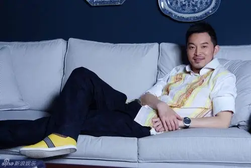 沙溢父爱写真出炉表情逗趣 要当帅气奶爸 (图)