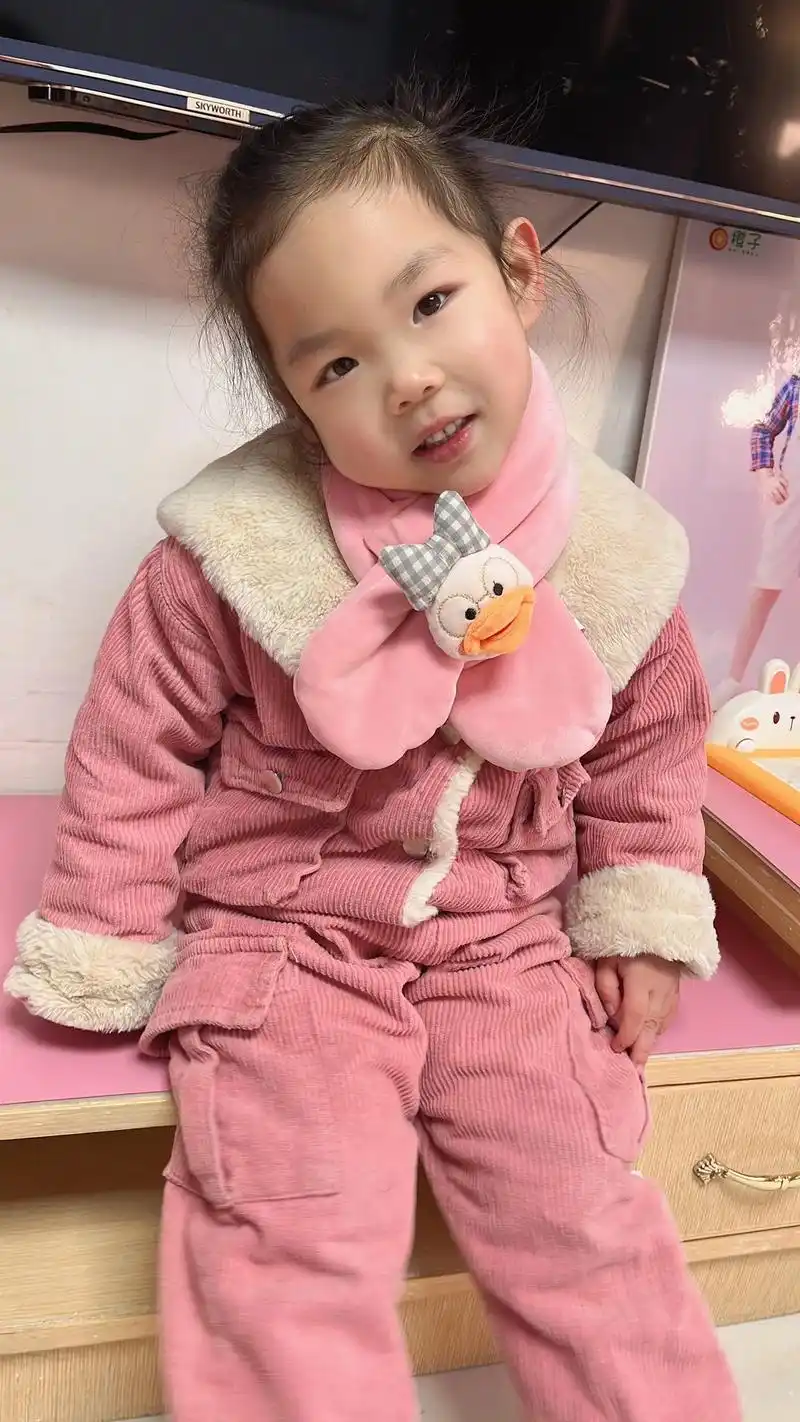 可爱是可爱,就是张嘴就哭!#萌娃日常 #超有镜头感的小女孩 - 抖音