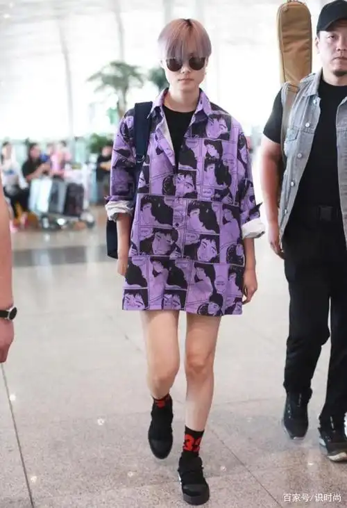 李宇春穿衣越来越温柔了,175身高配上短裤,开始大胆秀长腿了