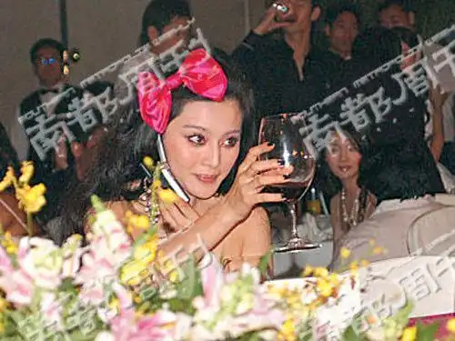 范冰冰坐张纪中大腿(3)