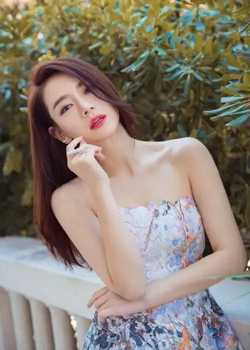 戚薇完美诠释白到发光