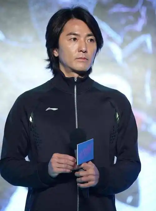 "退休"久居日本,状态越来越差,55岁的郑伊健背后资产可不简单