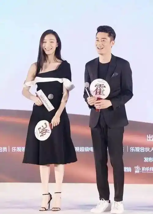 林志玲比哭黄渤,金秀贤踩箱子壁咚全智贤,高个女孩原来这么尴尬_身高