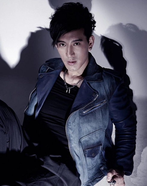 蒲巴甲既有年轻人身上的帅气,阳光,又有成熟稳重,硬朗霸气的一面.