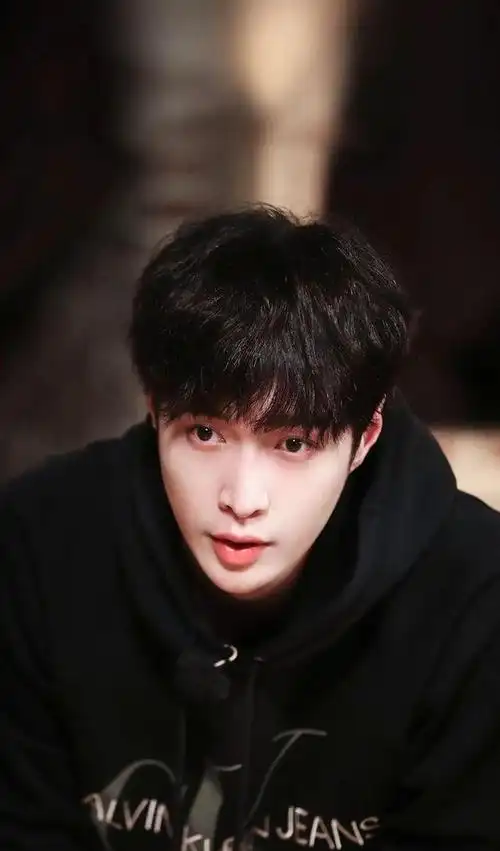 而在关于造型的吐槽中,网友们对张艺兴的发型也是毫不留情:"长得已经