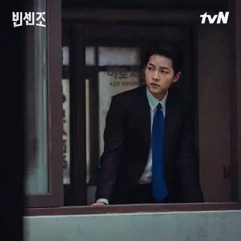 贯彻《文森佐》的蓝色魅力!宋仲基从西装到睡衣都是蓝色的!