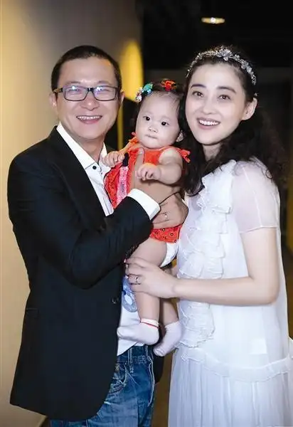 梅婷曾剑补办婚礼一家三口携手亮相图