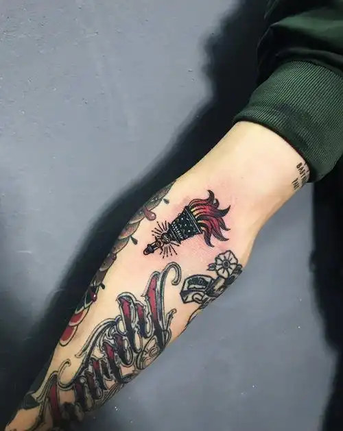 小火炬纹身图片_欧美手臂成品原创纹身图案