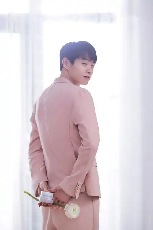 魏大勋帅气暖男时尚写真大片