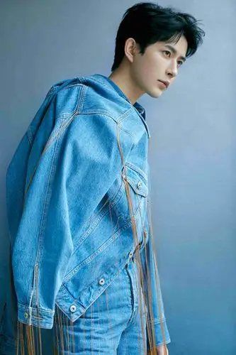 于朦胧央视《全球中文音乐榜上榜》献唱 牛仔套装干净俊朗