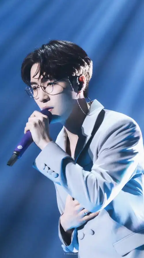 张艺兴秋季银发