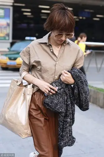 马伊琍现身机场,从上海飞往北京.