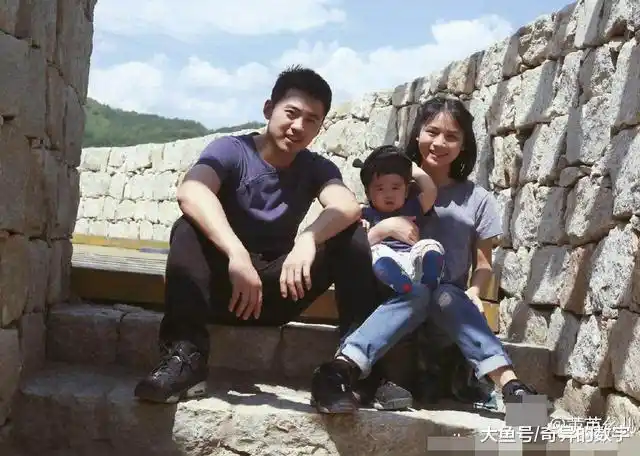 快女黄英回老家过国庆在街上收到宣传她自已的传单太有趣了