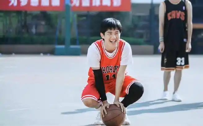 刘昊然打篮球照梦回余淮