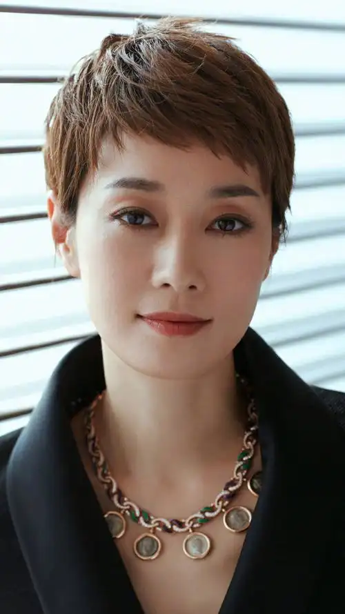 马伊琍挑战黑色西装美出新高度