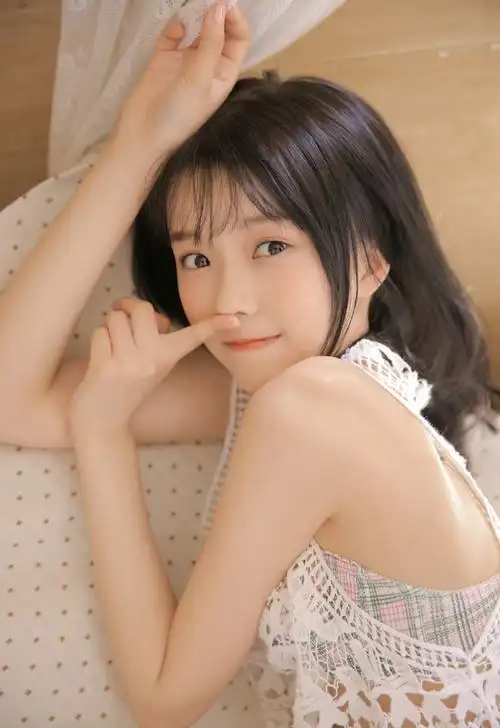 白皙粉嫩美女性感大长腿写真图片[2/9]_性感美女_美桌网