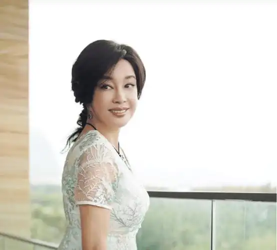 刘晓庆为82岁丈夫亲自下厨穿的花枝招展网友这哪像73岁