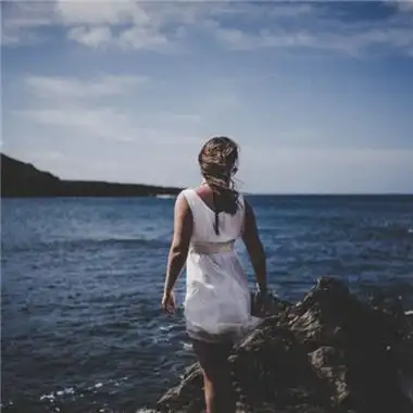 海边女生背影头像欣赏到大海美丽的风景