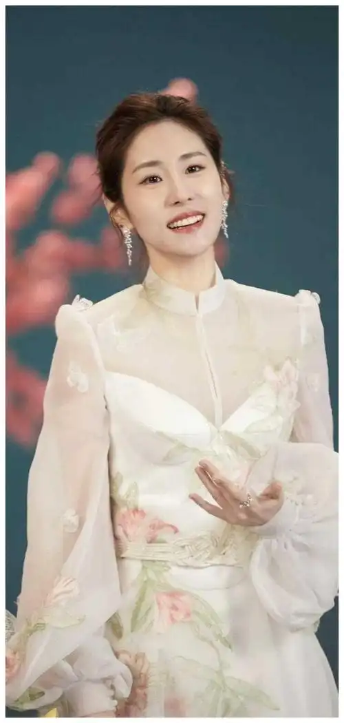 美女歌手张碧晨火力全开精湛演绎经典情歌痴情表白动人心弦