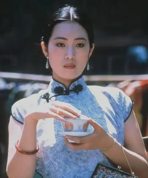 都知道巩俐是国际影后,但不知道的是她曾身穿两件旗袍,就成为了国际