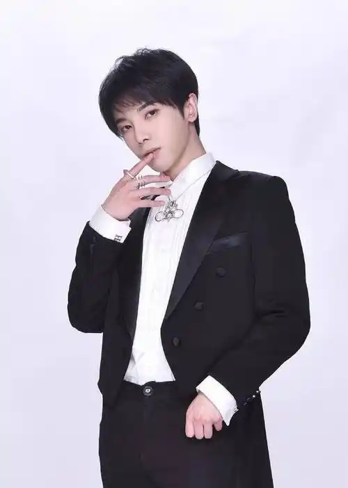 原创172的华晨宇遇上173的关晓彤,暴露真实身高_个子_演出_女明星