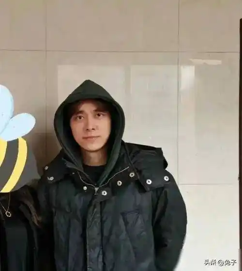 李易峰再上热搜变化大,与张晚意同框引热议,你觉得他变了吗?
