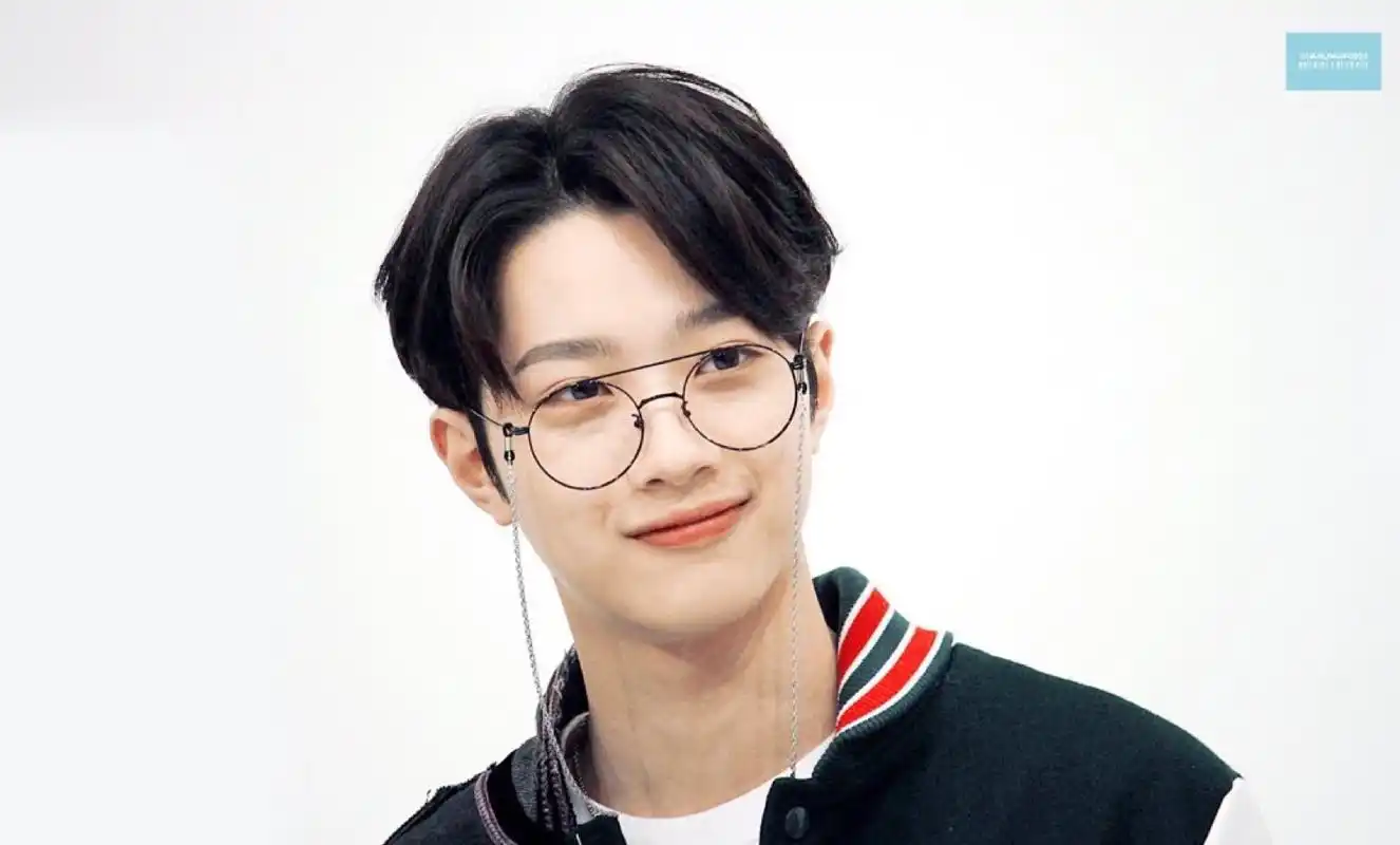 韩男星赖冠霖保镖就快20人!粉丝挤爆北京机场,20万人线上接机