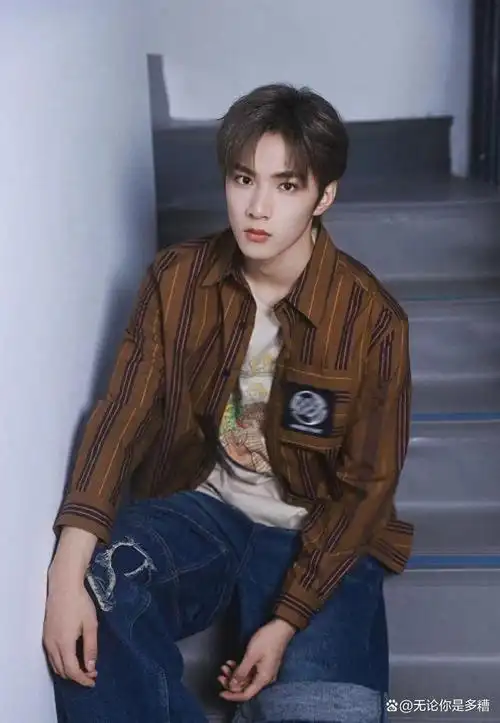 热血的刘耀文稳重却不麻木,依旧保留着小丸子时期的有趣和鲜活