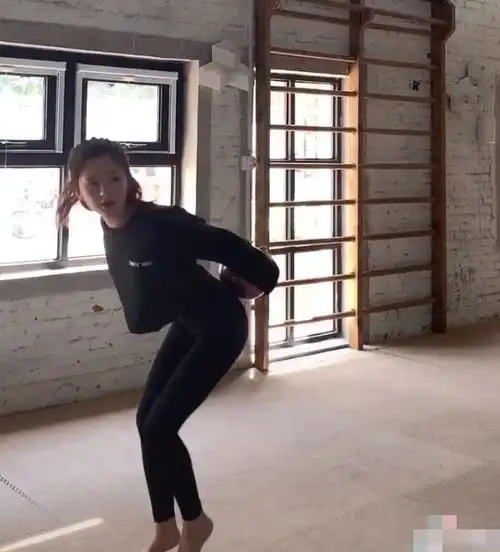 赵露思晒练舞视频,被老师掰腿那一刻,脸上表情过于真实