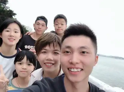 这个95后惠阳秋长小伙,右手先天性发育不全,蝉联国家羽毛球冠军