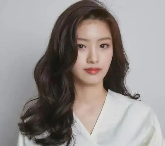 2021流行的短发发型女烫发【2021流行的短发发型女长发】-万动力