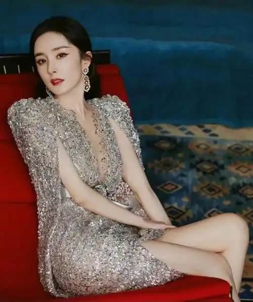 36岁的杨幂太敢穿一v到底性感又霸气