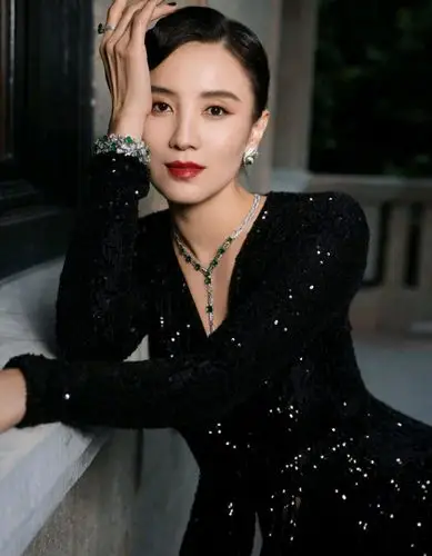 宋佳终于不低调了穿露腰连体裤秀身材性感又不失高级感