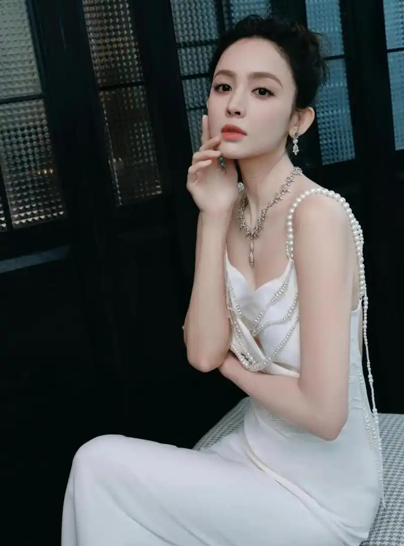 古力娜扎活动造型图,一袭珍珠装饰的白色缎面礼裙,钻石珠宝点缀漂亮