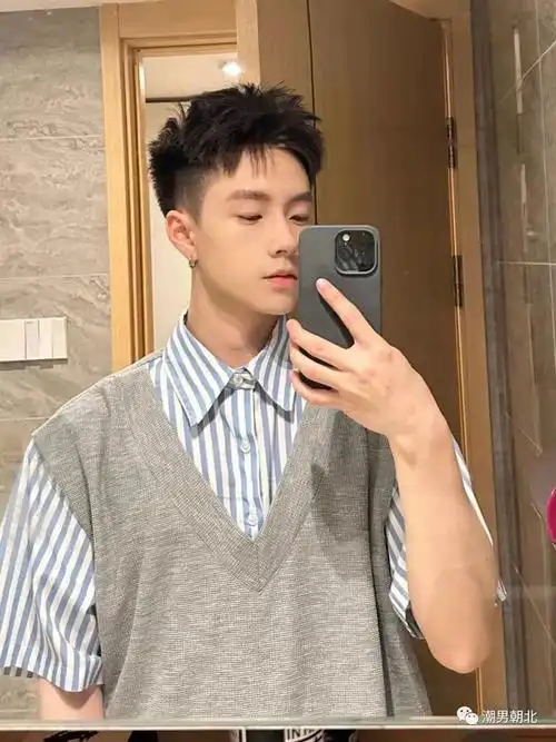 "两边推短,中间不动",2023年男生发型这样剪太帅了!